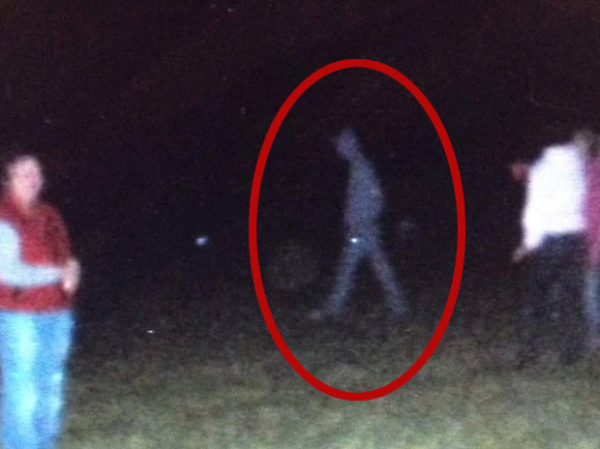 Real Ghost Photo Caught In Graveyard - GhostHunt Uk